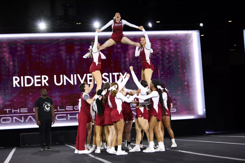 Klischees aufbrechen: Cheerleading als sportliche Leistung